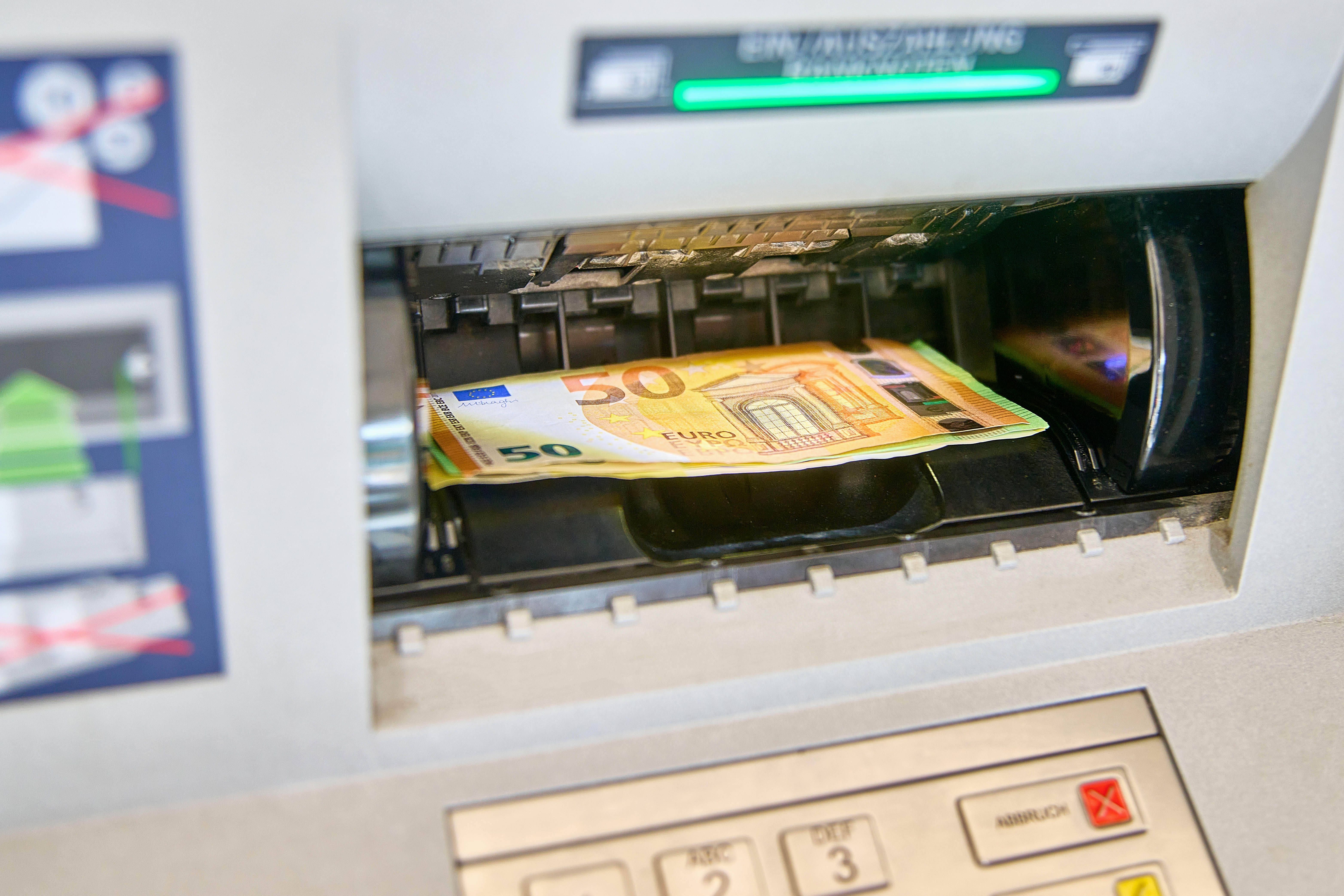 Bargeld einzahlen: Wer die Summe aufteilt, macht die Bank erst recht misstrauisch