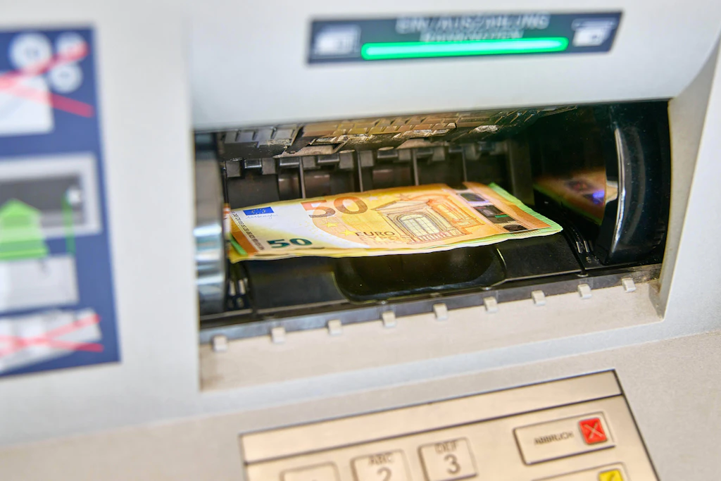 Bargeld einzahlen: Wer die Summe aufteilt, macht die Bank erst recht misstrauisch