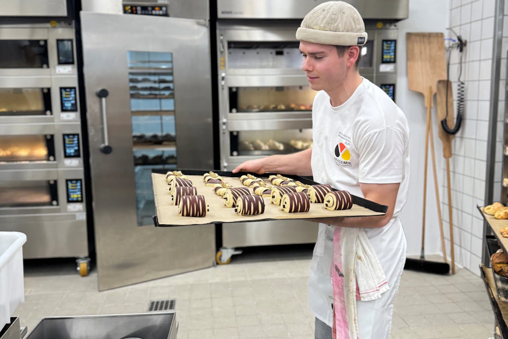 Der junge Bäcker Tobias Karl Miklos aus Chemnitz (hier in seinem "Trainingslager" in Weinheim) ist einer der sechs Ostdeutschen im Team Germany für die Berufe-WM in Shanghai. Er hofft auf eine Top-Platzierung.