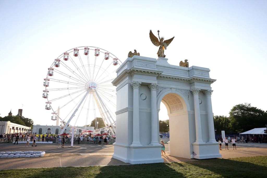 Eine Replik von Donald Trumps geplantem Triumphbogen bei der Great American State Fair in Washington im Juli 2026.