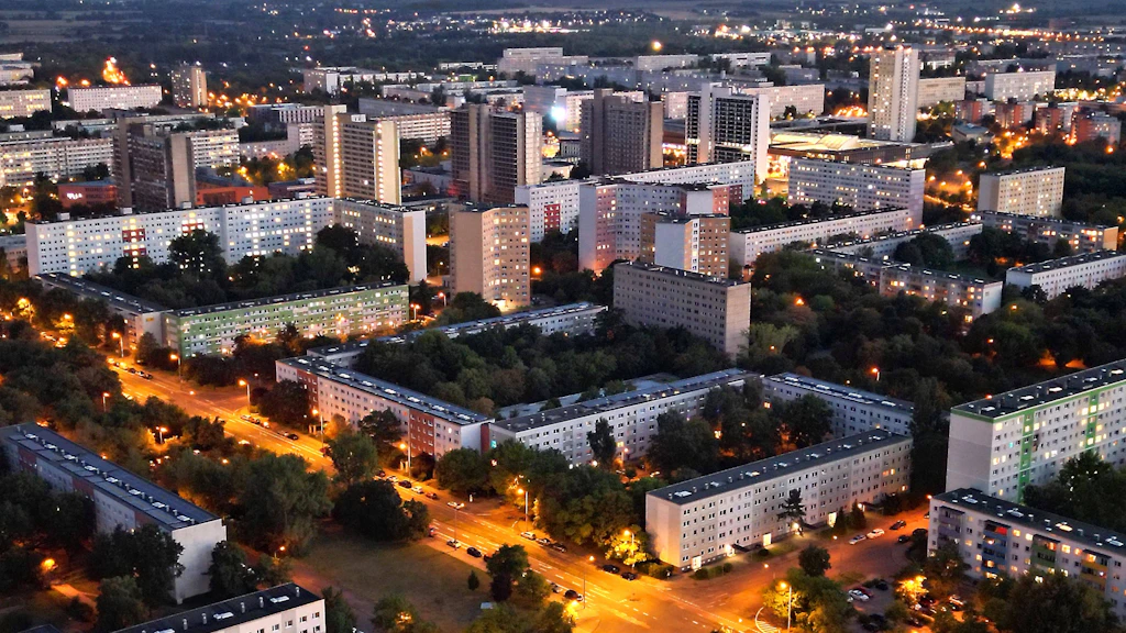 Die Plattenbauten von Halle-Neustadt am Abend: In dem Brennpunktviertel hatte bei der Landtagswahl am 6. September die AfD triumphiert.