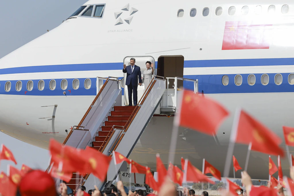 Chinas Präsident Xi Jinping und seine Frau Peng Liyuan steigen Ende August in Bischkek aus ihrer Maschine. Für Auslandsreisen lässt Peking Flugzeuge aus der Air-China-Flotte für den Staatschef vorbereiten.