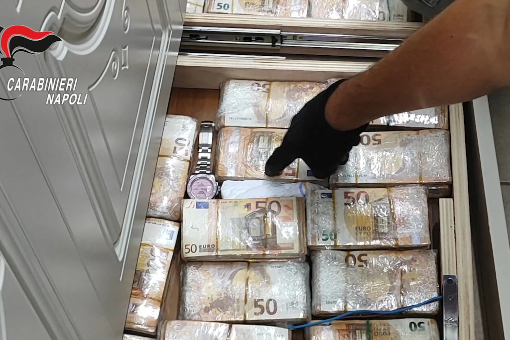 3,2 Millionen Euro waren nach Polizeiangaben in einer Wohnung versteckt.