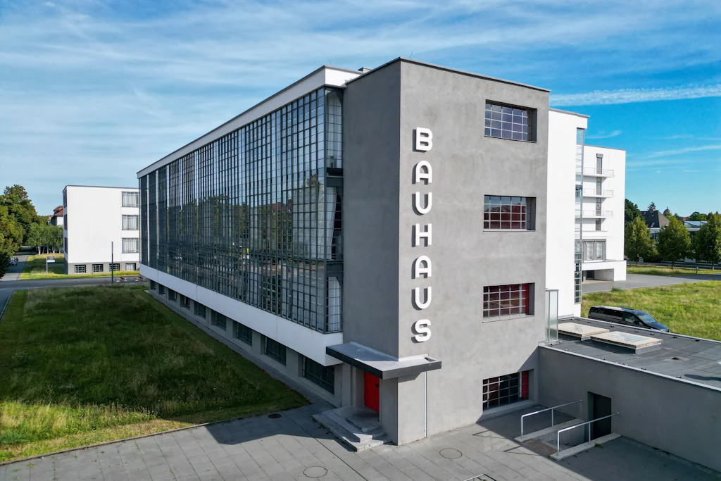 Blick auf das Bauhausgebäude in der Gropiusallee. Das Gebäude wird im Reiseführer empfohlen. 