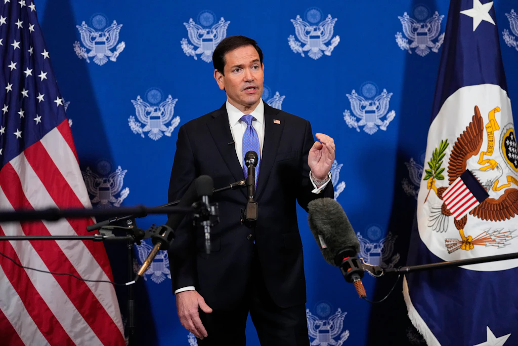 Der US-Außenminister Marco Rubio spricht nach einem Treffen mit dem russischen Außenminister Lawrow vor den Medien.