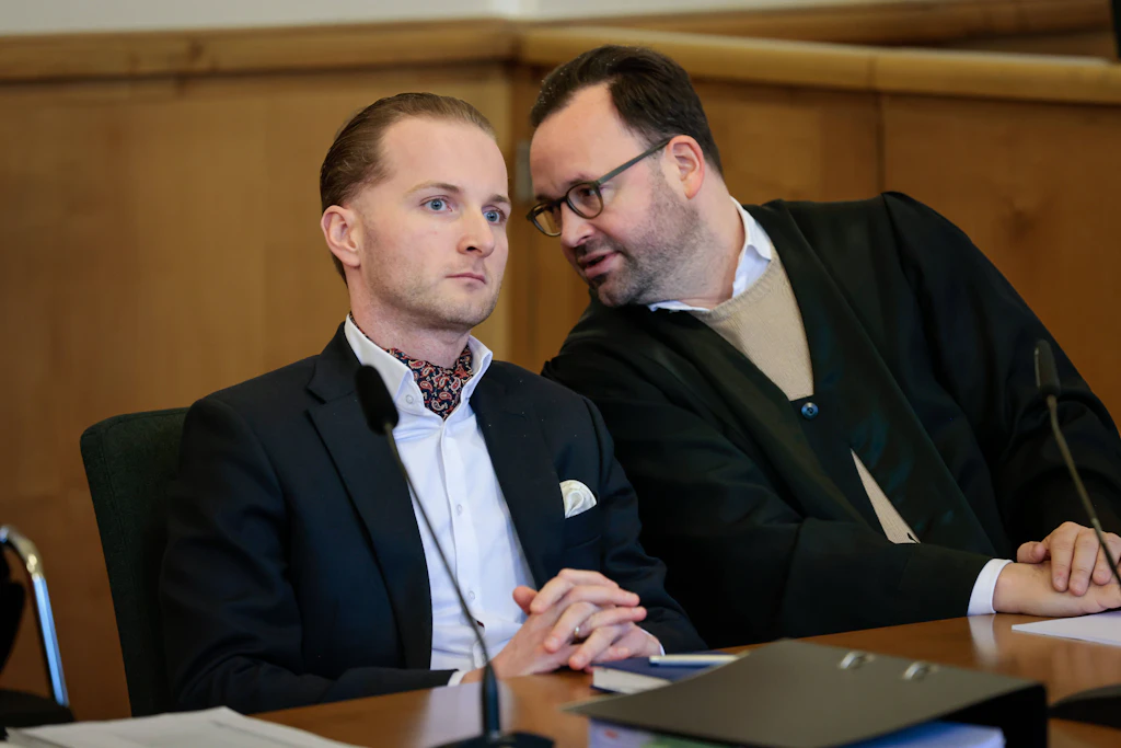 Hendrik Holt links und sein und sein Verteidiger Maximilian Pancic warten am 07. März 2023 auf die Aussage von Ex-Gesundheitsminister Jens Spahn (CDU).