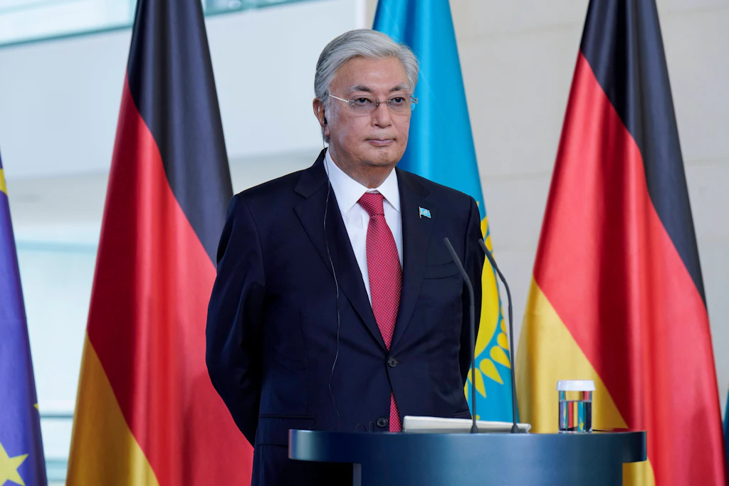 Kasachstans Präsident Kassim-Schomart Tokajew ist zu politischen und wirtschaftlichen Gesprächen in Deutschland.