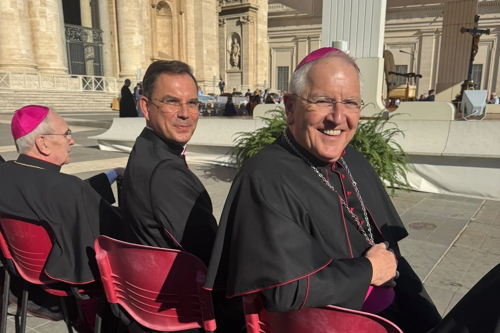 Sachsens emeritierter Bischof Timmerevers (r.) und das derzeitige Oberhaupt des Bistums Dresden-Meißen, Andreas Kutschke (m.), bekamen bei der Generalaudienz des Papstes prominente Plätze.