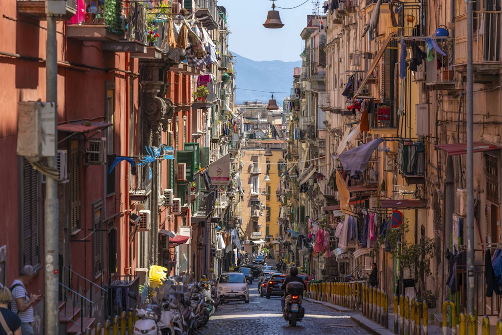 Wäsche am Balkon gehört in Neapel zum Straßenbild, wie hier in der Via Francesco Girardi. Im französischen Thizy-les-Bourgs bei Lyon kann genau dieser Anblick jetzt ein Bußgeld kosten.