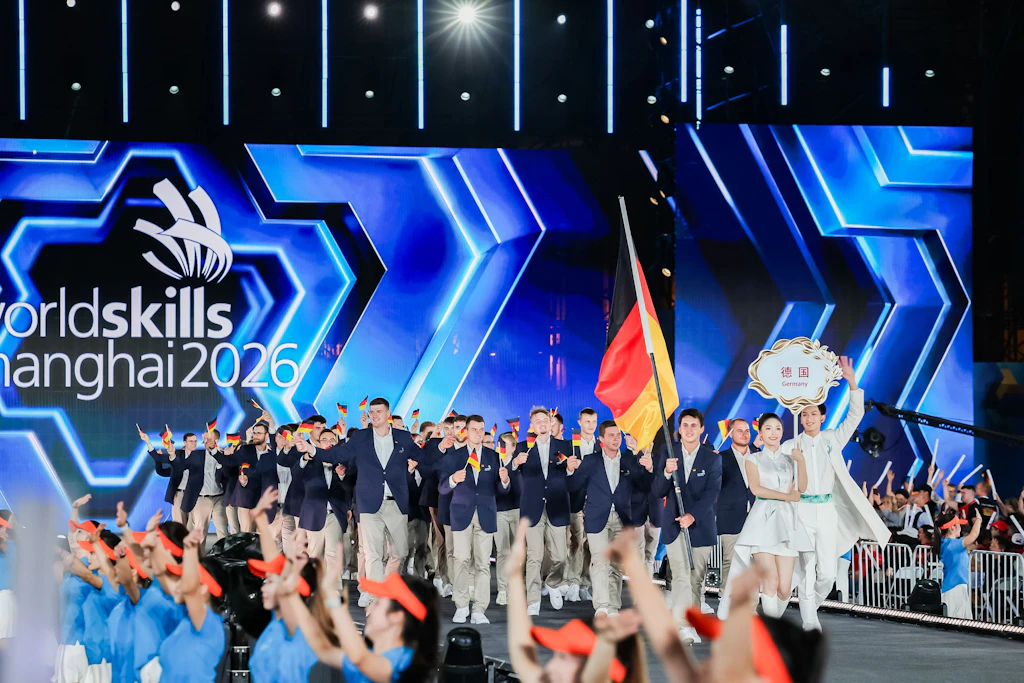Mit einer aufwendig inszenierten Show sind die WorldSkills in der chinesischen Metropole Shanghai eröffnet worden. In der Mercedes-Benz Arena auf dem ehemaligen Expo-Gelände zogen die 36 deutschen Teilnehmerinnen und Teilnehmer gemeinsam mit Delegationen aus aller Welt ein.