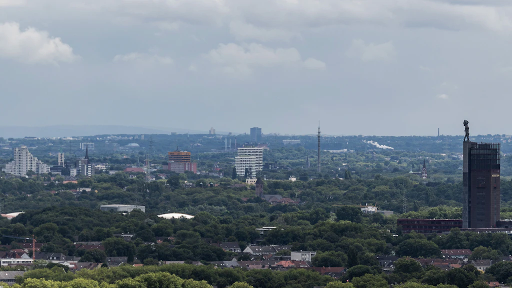 Blick von der Mottbruchhalde auf Gelsenkirchen-Mitte: Bei der Kommunalwahl 2025 holte die AfD in der Heimat des Fußballvereins Schalke 04 knapp 30 Prozent der Stimmen. 