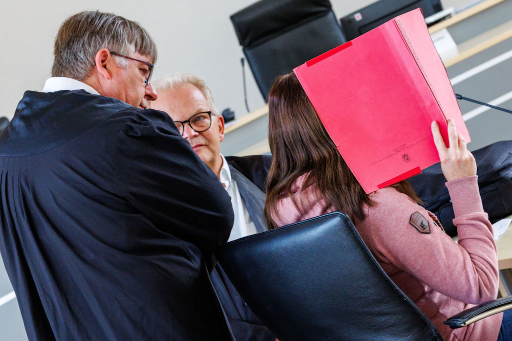 Die Angeklagte spricht mit ihren Anwälten Andreas Ohm (l) und Thomas Löcker (M) bei der Fortsetzung des Mordprozesses im Fall Fabian.