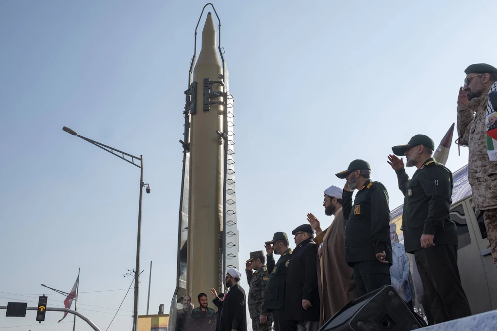 Kommandeure der Revolutionsgarden bei einer Militärkundgebung in Teheran im Januar 2025 mit einer im Iran gefertigten Langstrecken-Boden-Boden-Rakete
