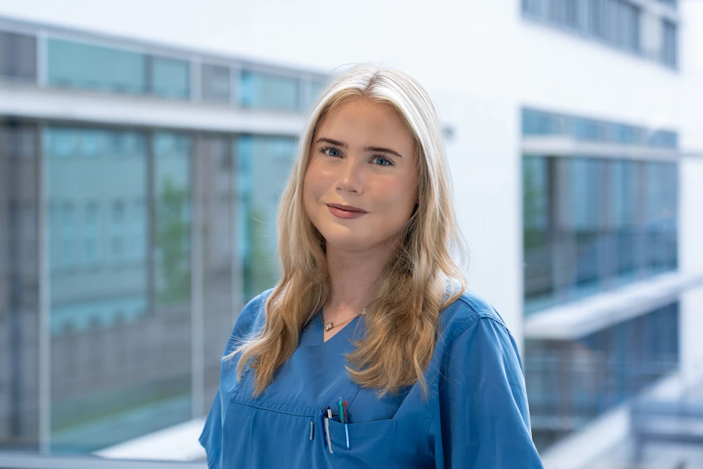 Isabell Alina Kischka ist Pflegefachkraft am Uniklinikum Rostock - sie misst sich in Shanghai mit ihren Berufskollegen aus aller Welt.