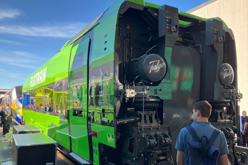Der neue Flixtrain-Wagen von außen. 65 Züge wurden beim Bahnhersteller Talgo bestellt.