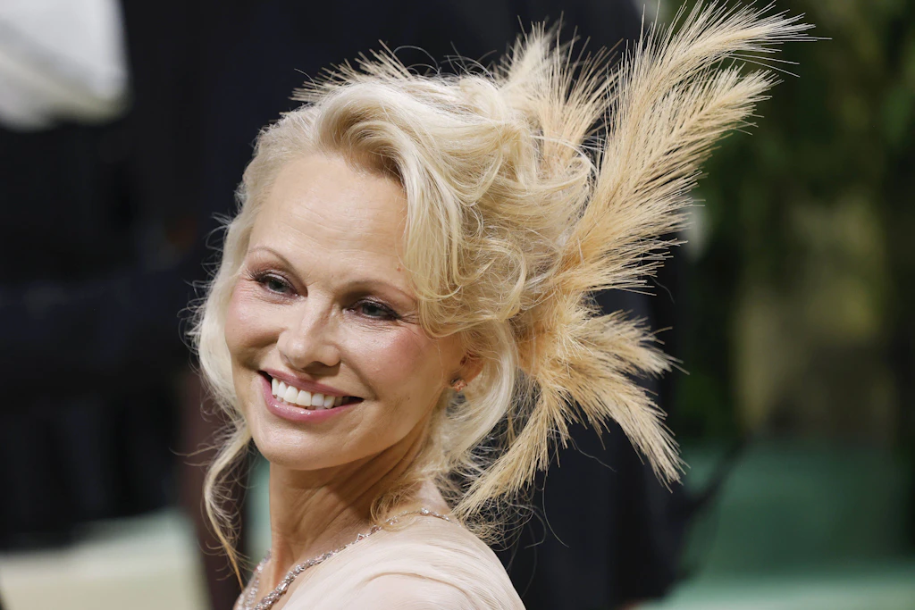 Andersons Makeup-Look auf ihrer ersten Met Gala im Jahr 2024. Ein romantischer Look mit rosa Wangen und Lippen.