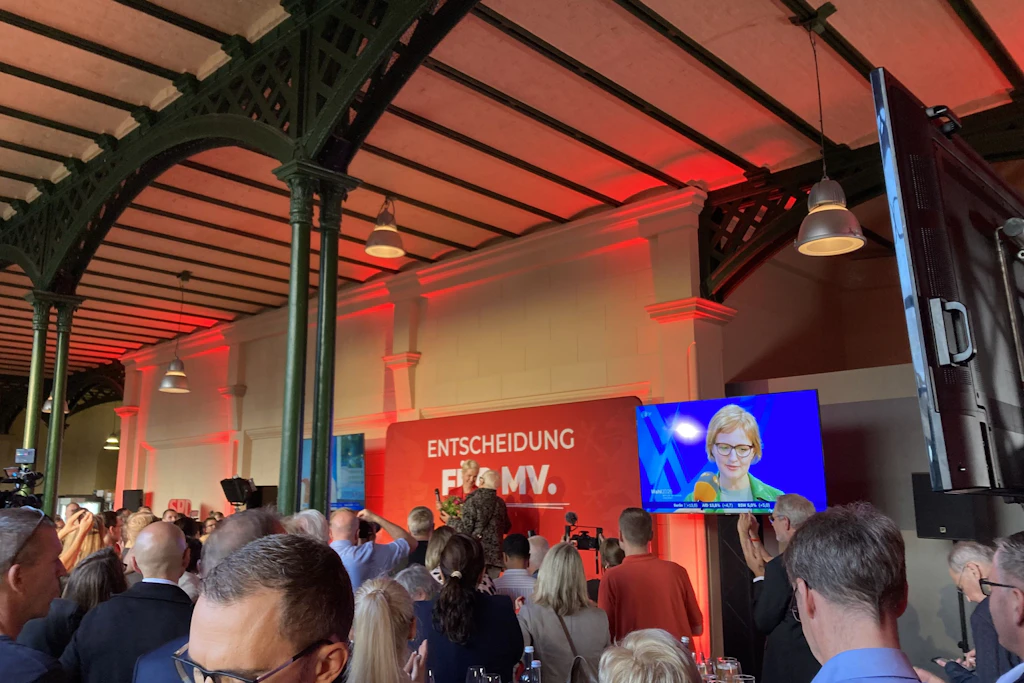 Wahlparty der SPD in der Orangerie des Schweriner Schlosses am 20. September um 18.30 Uhr mit Manuela Schwesig auf der Bühne, der die Genossen für ihren erfolgreichen Wahlkampf danken.