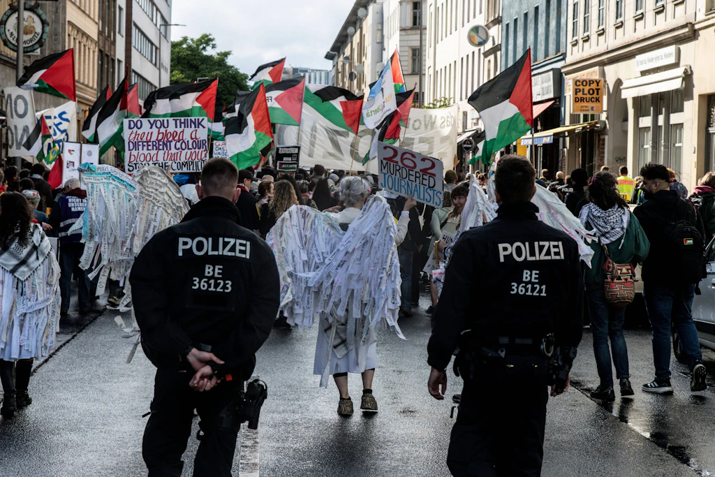 Aktivisten demonstrieren für Palästina.