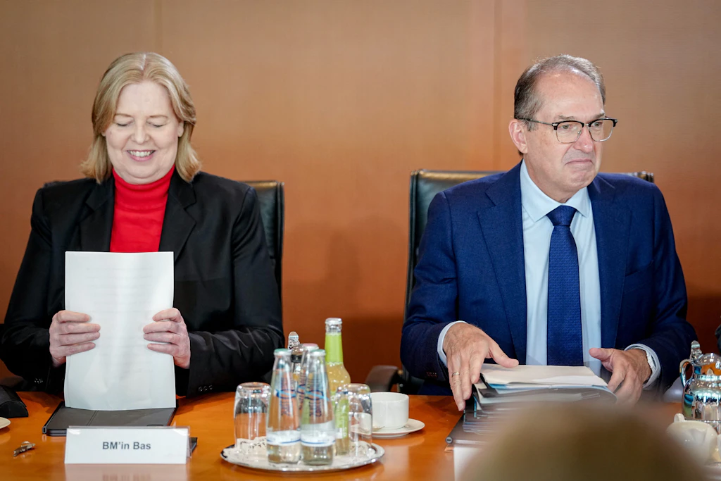 Bärbel Bas (SPD) und Alexander Dobrindt (CSU), nehmen an der Sitzung des Bundeskabinetts im Bundeskanzleramt teil.