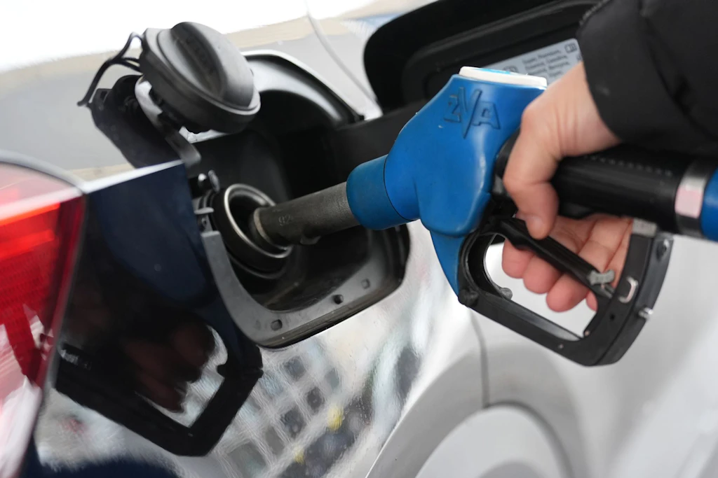 Spritpreise sinken leicht: Doch der ADAC rechnet mit neuer Trendwende
