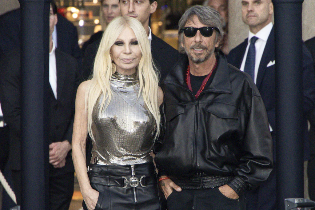 Donatella Versace (Versace) und Pierpaolo Piccioli (Balenciaga) bei ihrer Ankunft zur Vogue World 2026 in Mailand.