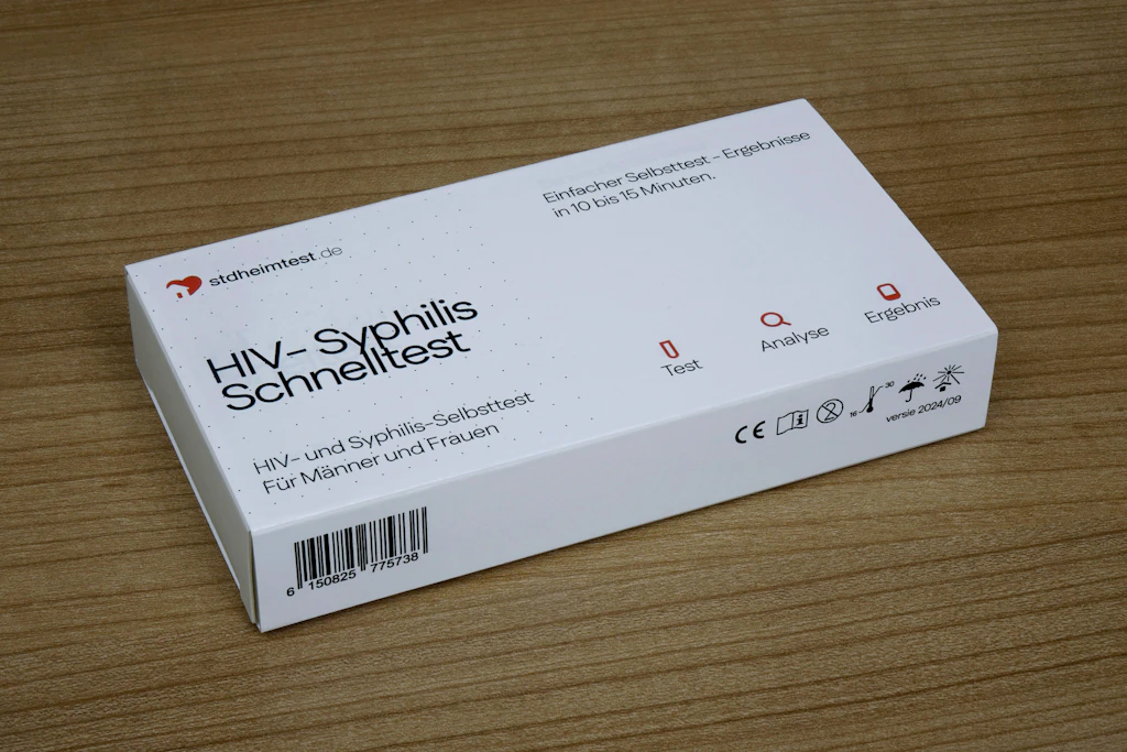 Jeder kann sich selbst testen: Der HIV-Syphilis-Schnelltest ist ein Kombinationstest zur Früherkennung von HIV und Syphilis.