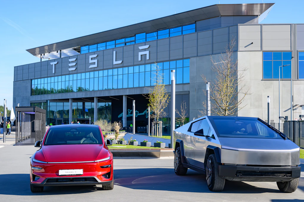 Vor der Gigafactory Berlin-Brandenburg stehen ein Tesla Model Y und der Tesla Cybertruck. Der amerikanische Elektroautobauer Tesla will die Zahl der Beschäftigten in seinem einzigen europäischen Autowerk in Grünheide bei Berlin aufstocken.