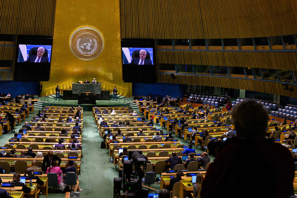 Blick in den Saal der UN-Generalversammlung während der zugeschalteten Videorede von Palästinenserpräsident Mahmoud Abbas.