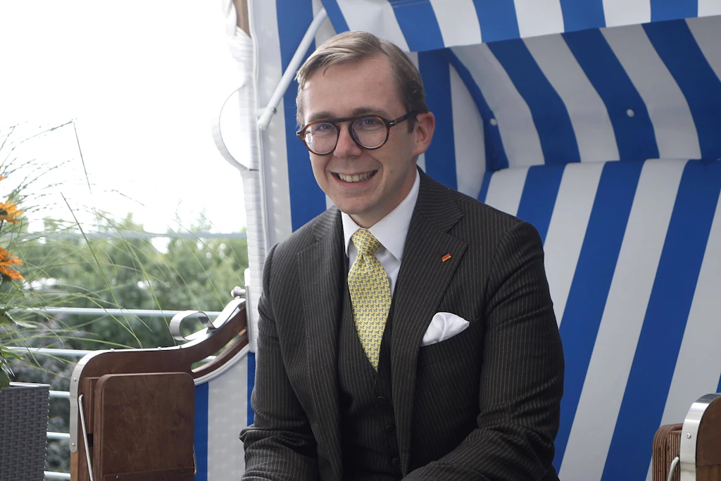 Philipp Amthor (CDU) hat nun als Staatsminister für Bund-Länder-Beziehungen im Kanzleramt einen Strandkorb auf der Büro-Terrasse.