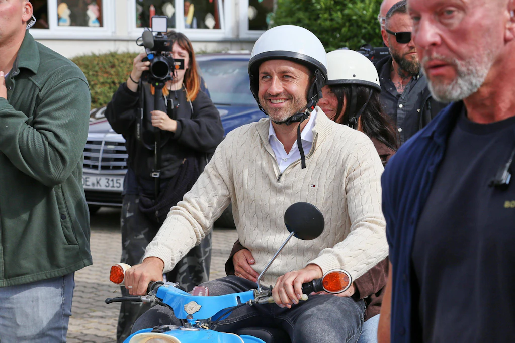 Macht der Bilder und der persönlichen Nähe: Ulrich Siegmund punktete in Sachsen-Anhalt durch Aktionen wie seine Simson-Ausfahrt in Tangermünde.