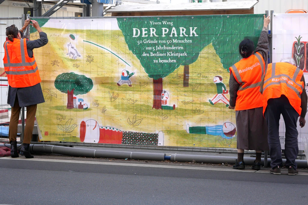 Die Planen sitzen herbststurmsicher: Yiwen Wang, Studentin an der UdK, erzählt die Geschichte des Kleistparks in Bildern,&nbsp; Grunewaldstraße 8, Schöneberg.
