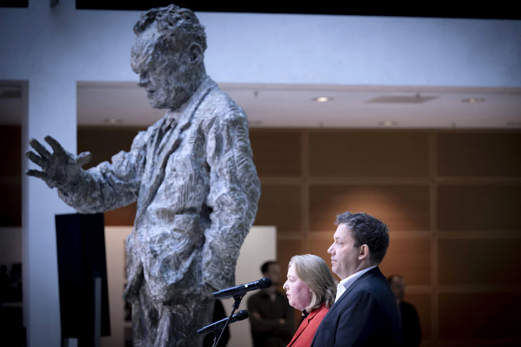 Unter den Augen von Willy Brandt: Die SPD-Vorsitzenden Bärbel Bas und Lars Klingbeil in der Parteizentrale in Berlin. Hat sich die Parteiführung von Brandts Entspannungspolitik entfernt?