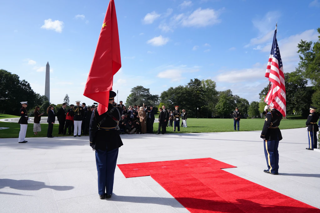 Soldaten nehmen ihre Plätze ein, bevor US-Präsident Trump und die First Lady der USA den chinesischen Präsidenten Xi und dessen Frau auf dem Südportikus des Weißen Hauses begrüßen.
