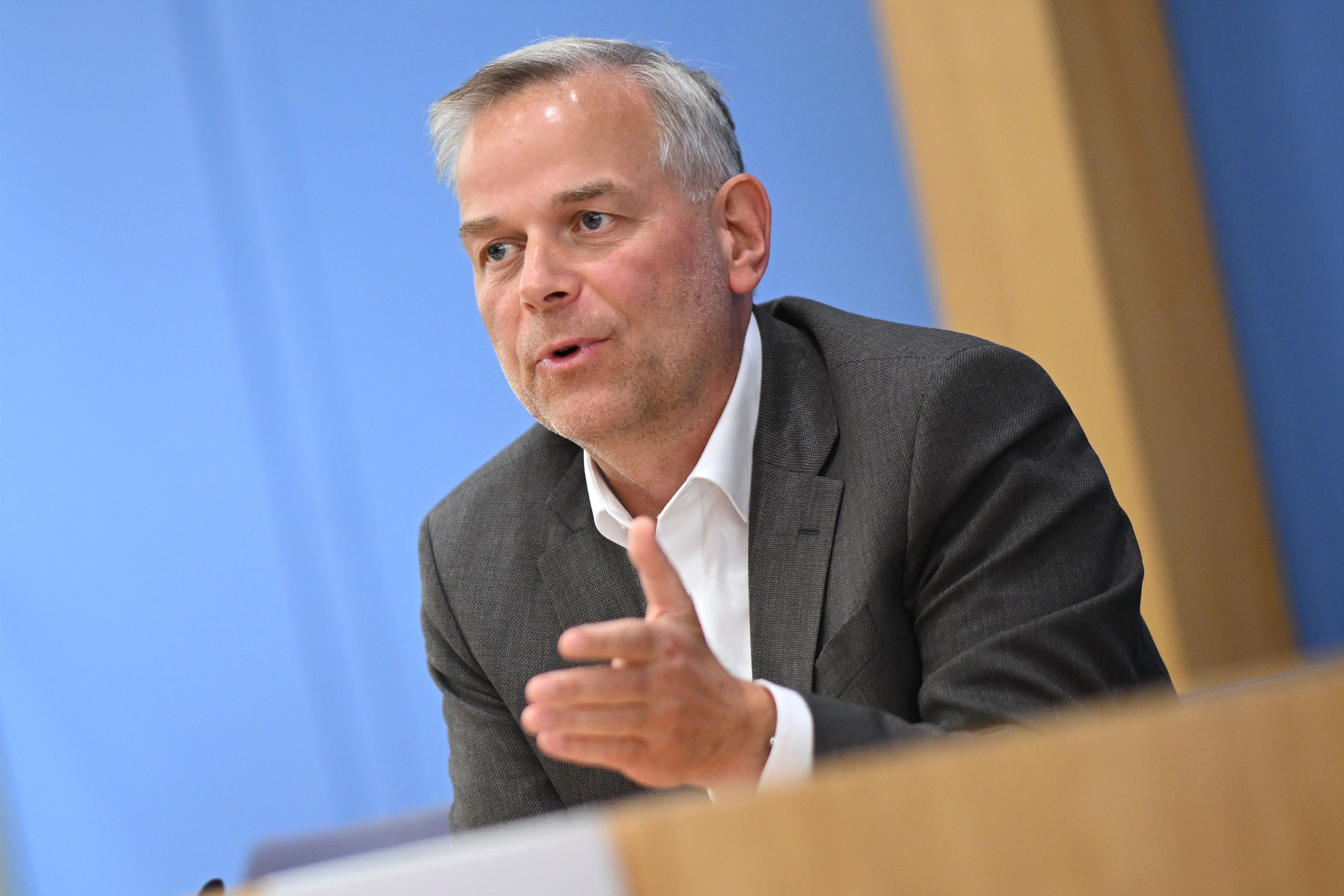 „Kann Ihnen die Zahl nicht sagen“: AfD-Politiker Holm kann Frage zu Mecklenburg-Vorpommern nicht beantworten