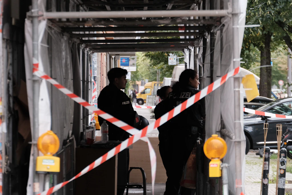 In den letzten Tagen sicherte die Polizei das Grundstück, hier am Donnerstagmittag, 24. September.