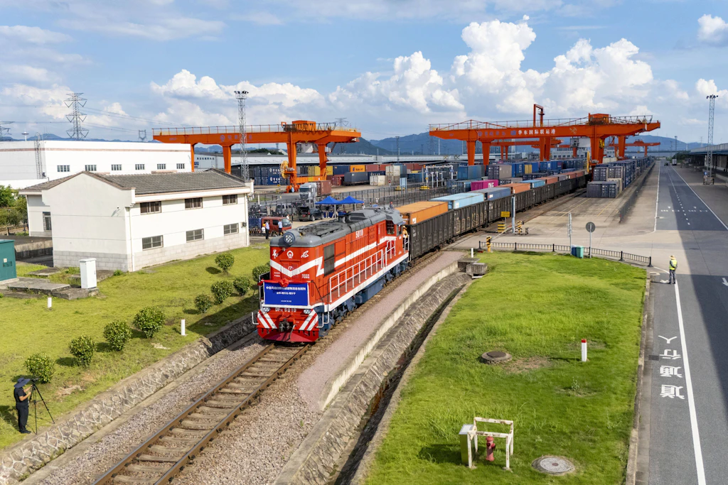 Ein Güterzug verlässt das chinesische Jinhua in Richtung Kaschgar. Er ist Teil des ersten kombinierten Schienen-Straßen-Dienstes von China über Kirgisistan nach Usbekistan, das sich als Transitdrehscheibe zwischen China und Europa etablieren will.