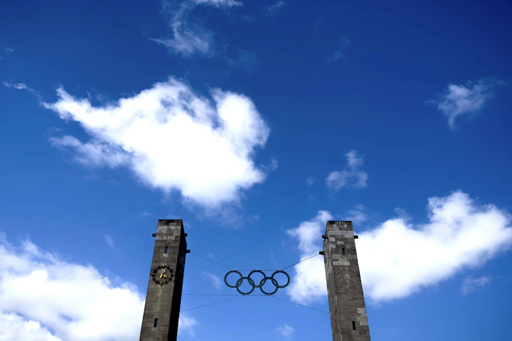 Die fünf Olympischen Ringe über dem Osttor des Berliner Olympiastadions, das im Bewerbungskonzept der Hauptstadt eine zentrale Rolle spielt hätte.