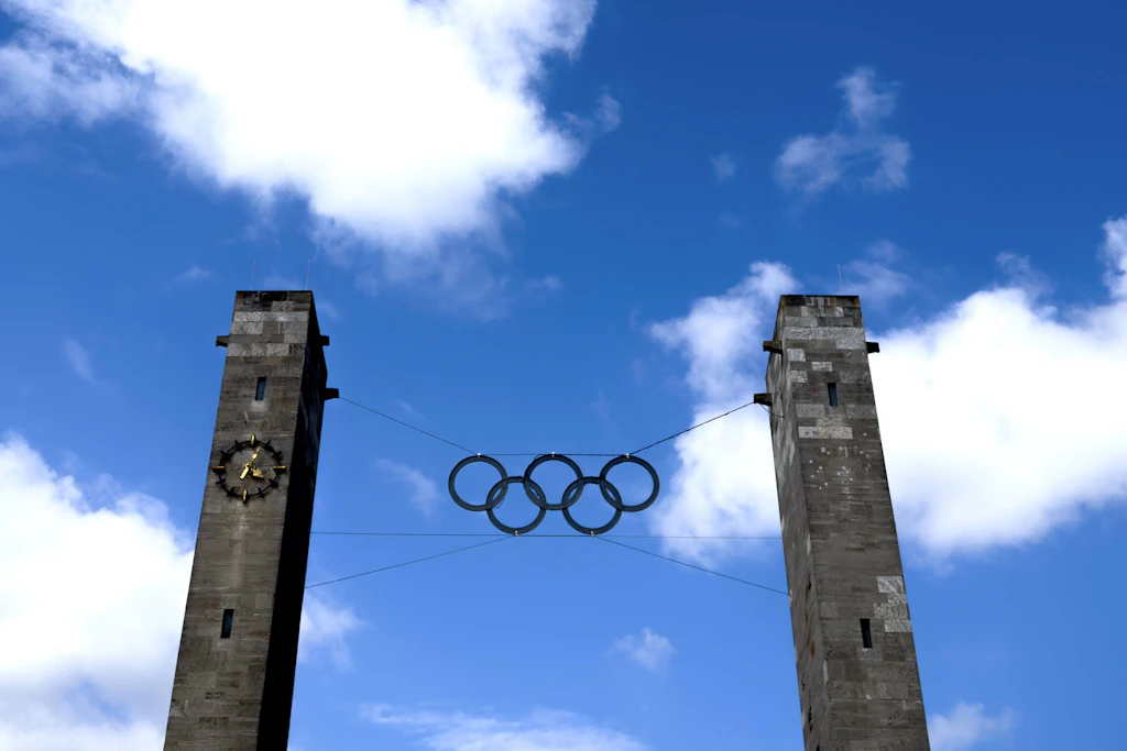 Die fünf Olympischen Ringe über dem Osttor des Berliner Olympiastadions, das im Bewerbungskonzept der Hauptstadt eine zentrale Rolle spielt hätte.