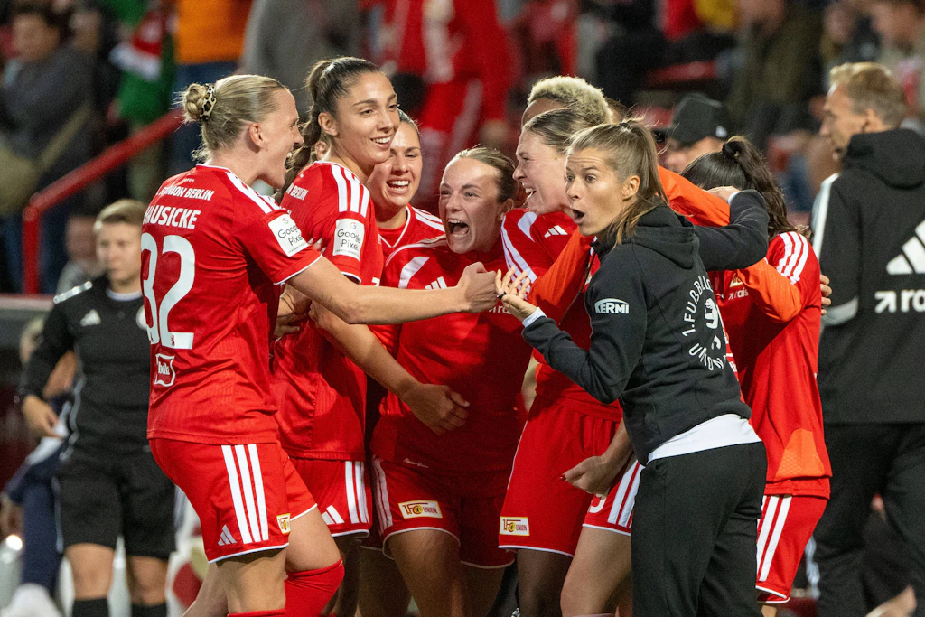 Das Team von Union Berlin jubelt über den Siegtreffer gegen RB Leipzig.