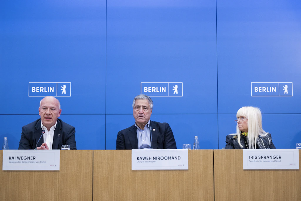 Berlins Regierender Bürgermeister Kai Wegner (l.), Sportsenatorin Iris Spranger (SPD) und der Olympia-Beauftragte Kaweh Niroomand begründen das Aus ihrer Olympia-Pläne.