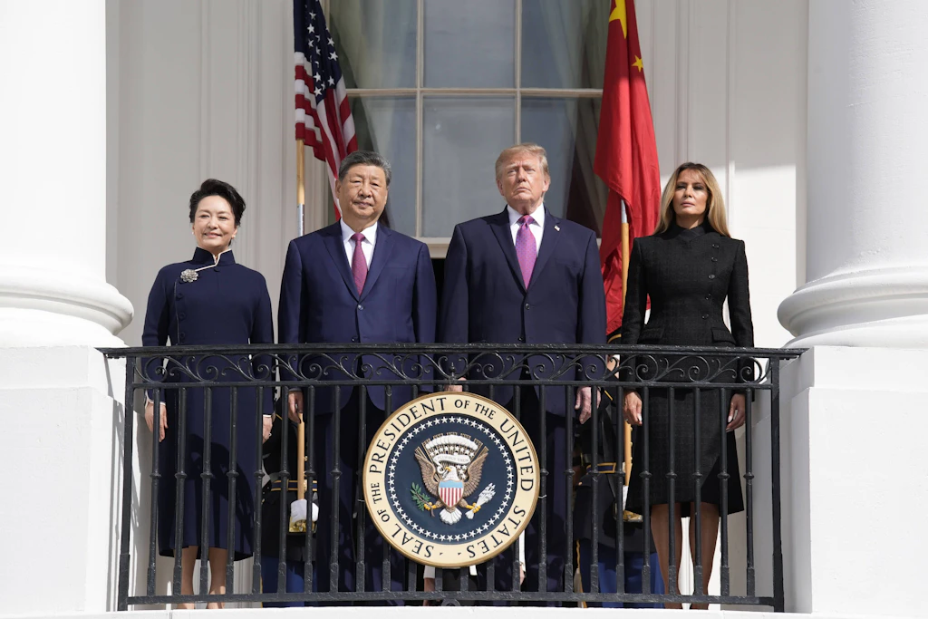 Xi Jinping und seine Frau Peng Liyuan mit Donald und Melania Trump bei der Begrüßungszeremonie im Weißen Haus.