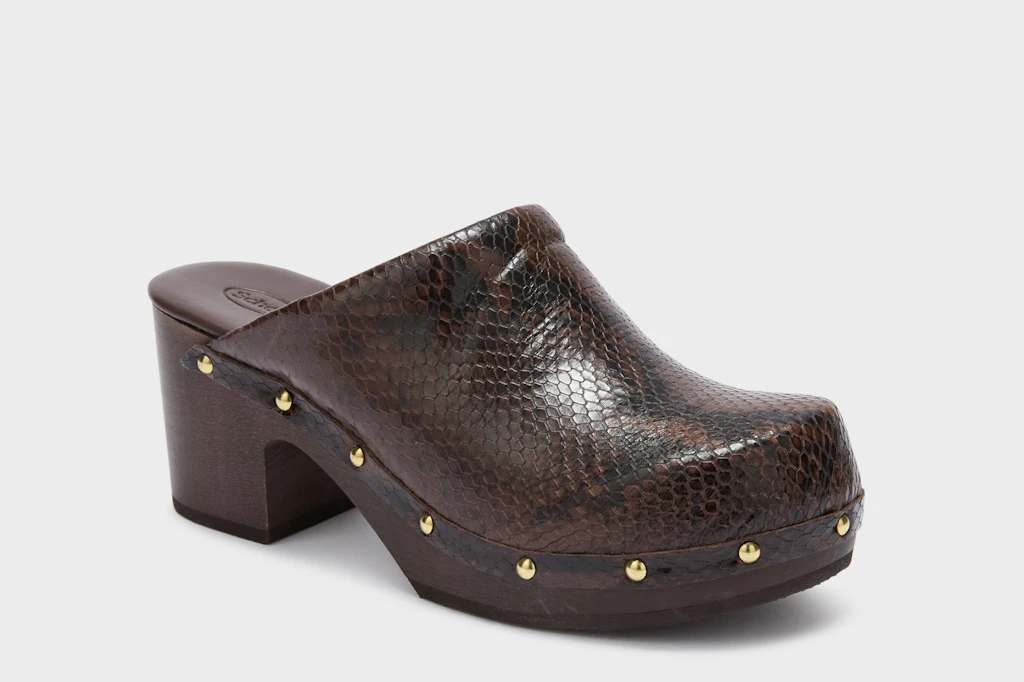 Der „Pescura Robin 70“ Clog von Scholl mit dunkelbrauner Schlangenleder-Prägung.