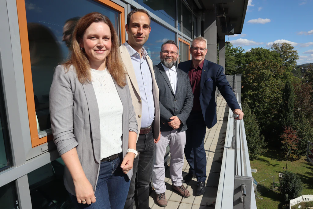 Katrin Haußmann&nbsp;und Mittelsachsen-Landrat Sven Krüger (r.) &nbsp;kooperieren mit der Hochschule Mittweida. Matthias Baumgart und Christian Roschke (2.v.l.) sorgen für das Know-how.