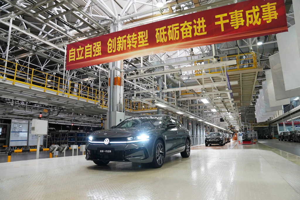 Das 28-millionste Fahrzeug läuft im Volkswagen-Werk in Changchun vom Band, Juli 2024.