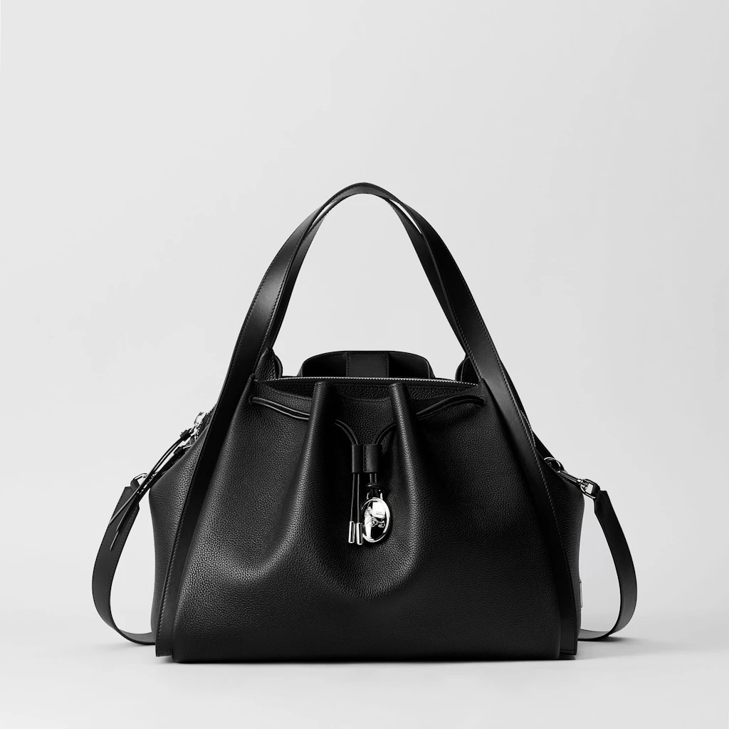 Designer Raul Lopez übersetzte historische MCM-Modelle in eine reduzierte, schwarze Lederform: die&nbsp;„MCM x Luar Leather Drawstring“