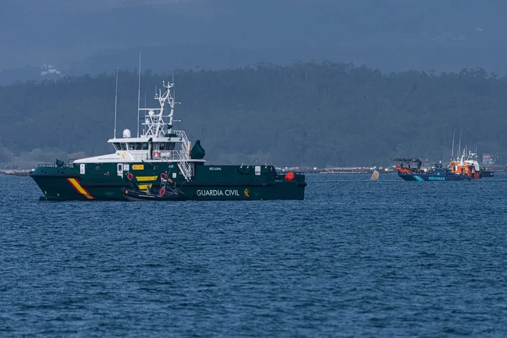 Schiffe der Guardia Civil und des Zolls bergen vor der spanischen Küste ein mutmaßliches Drogen-U-Boot.