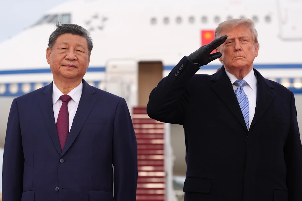 US-Präsident Donald Trump und Chinas Präsident Xi Jinping nehmen an einer Begrüßungszeremonie auf der Joint Base Andrews in Maryland teil.
