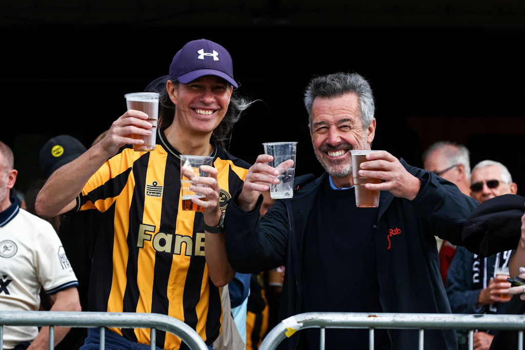 Vor dem Pirelli Stadium in Burton upon Trent trinken Fans vor dem Spiel von Burton Albion gegen Mansfield Town Bier in der Fanzone.