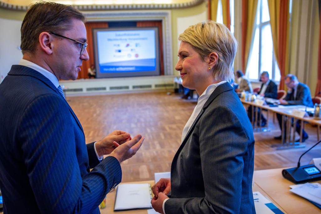 Manuela Schwesig spricht vor Beginn der Sitzung des Zukunftsbündnisses Mecklenburg-Vorpommern mit Patrick Dahlemann (SPD), dem Chef der Staatskanzlei.
