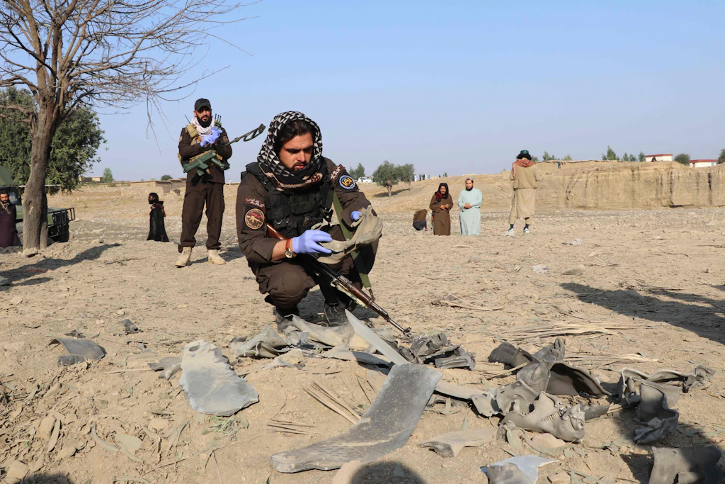 Taliban-Kämpfer inspizieren den Ort eines pakistanischen Luftangriffs im Bezirk Gurbuz.